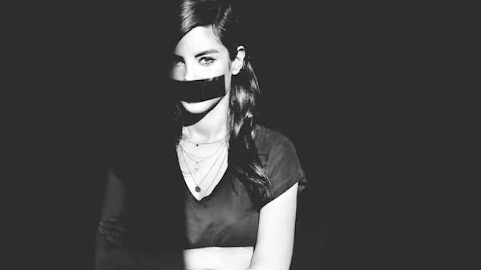 Collien Fernandes auf einem Bild mit zugeklebtem Mund