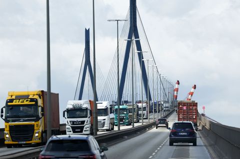 Besonders schwere Lastwagen mit einem Gewicht über 44 Tonnen dürfen die Köhlbrandbrücke ab Mai nicht mehr nutzen. (Archivbild) F