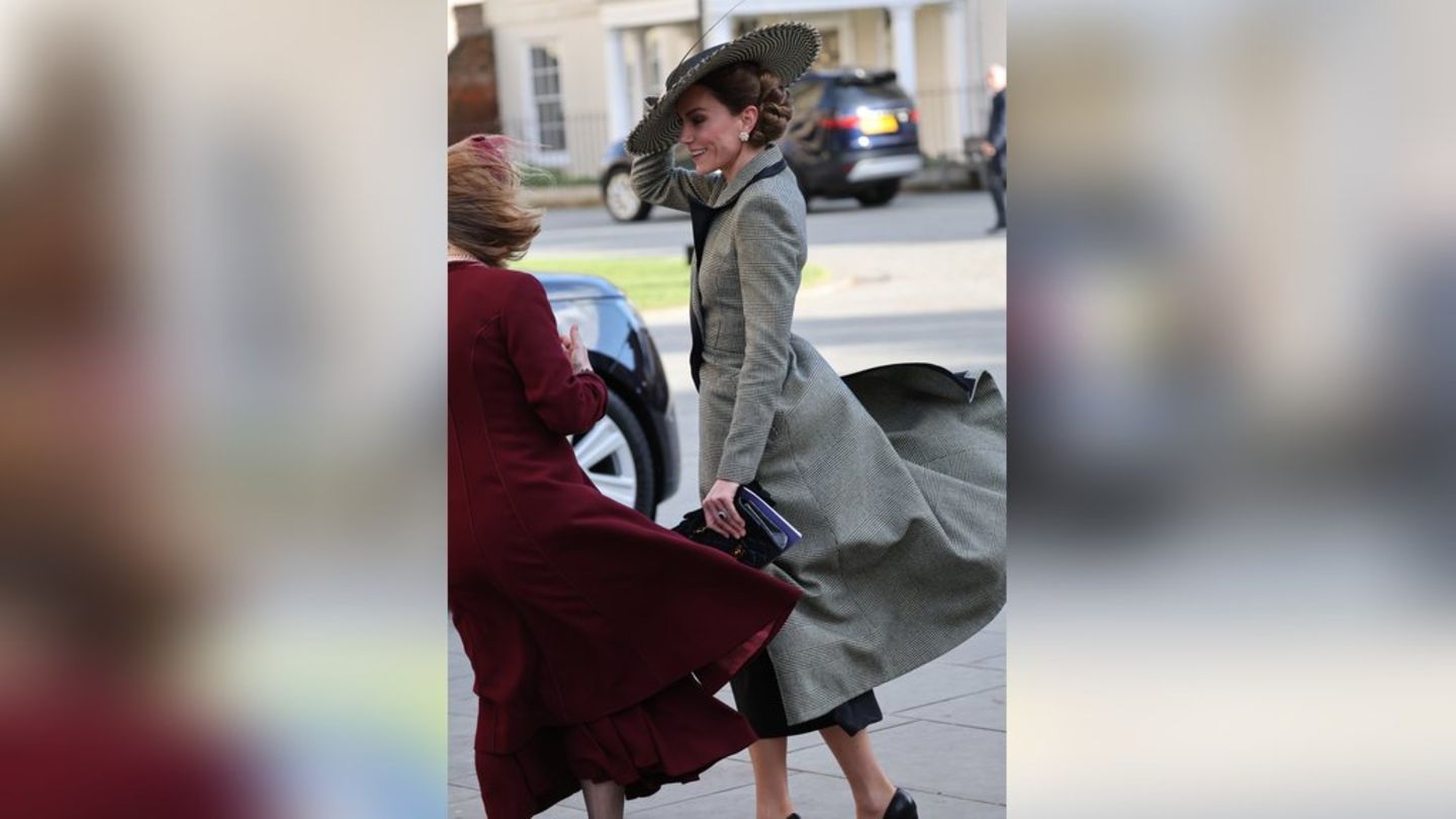 Kate hatte mit stürmischem Wind und ihrer Kopfbedeckung zu kämpfen.