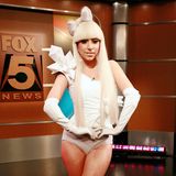 Lady Gaga 2008 mit blonder Perücke bei einer US-TV-Show