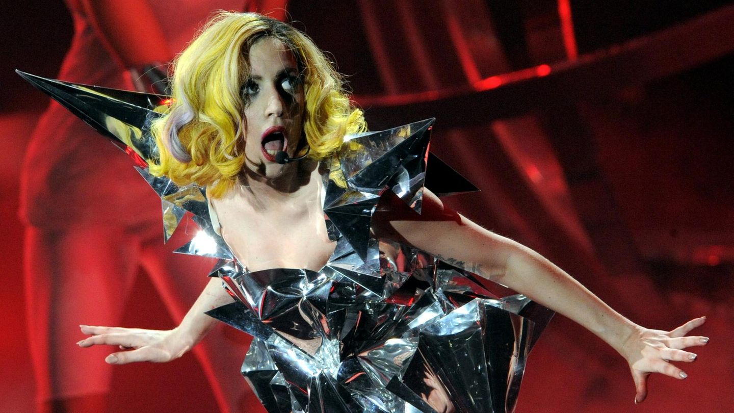 Lady Gaga auf der Bühne mit gelben Haaren