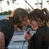 Lady Gaga mit Bradley Cooper in einer Szene des Films "A Star Is Born"