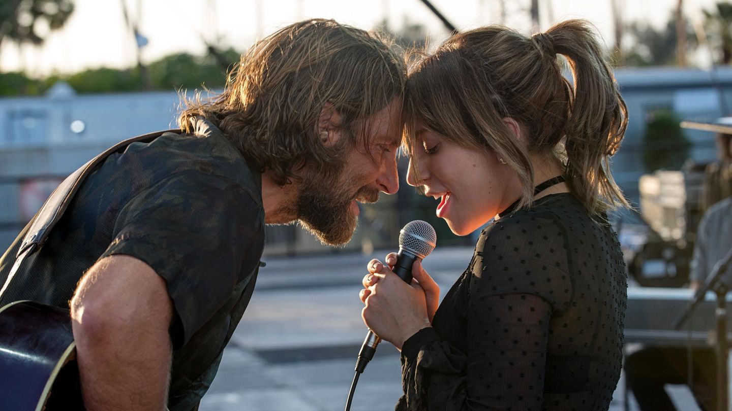 Lady Gaga mit Bradley Cooper in einer Szene des Films "A Star Is Born"