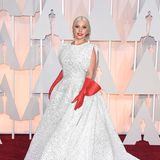 Lady Gaga in einem weißen Abendkleid mit roten Handschuhen