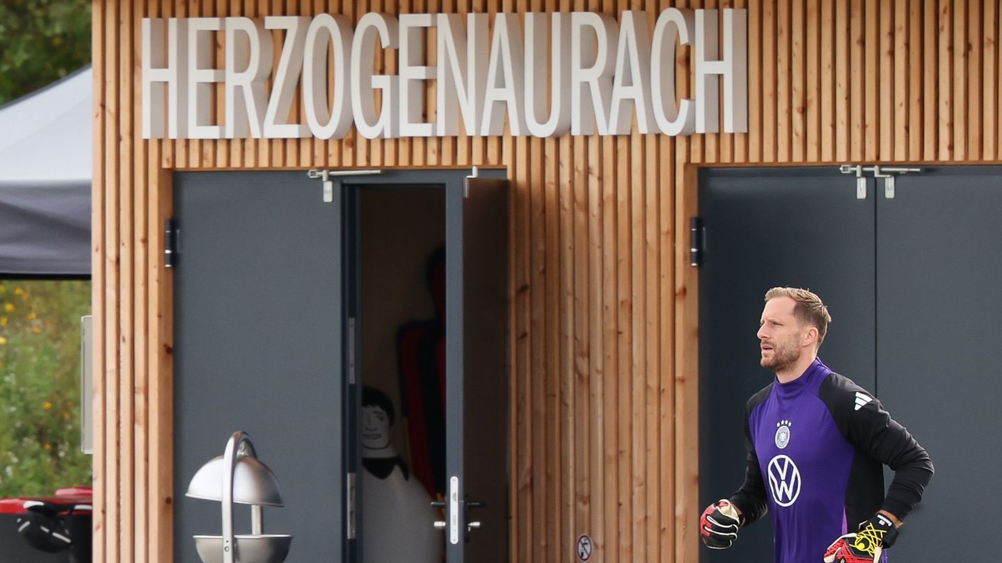 Oliver Baumann ist auf dem Weg zum Trainingsplatz in Herzogenaurach. (Archivbild) Foto: Christian Charisius/dpa
