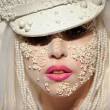 Lady Gaga bei einer Gala mit weißen Perlen im Gesicht