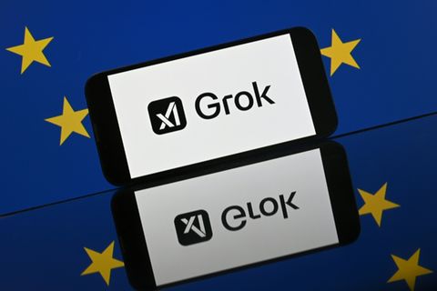 Grok-Logo vor einer EU-Flagge