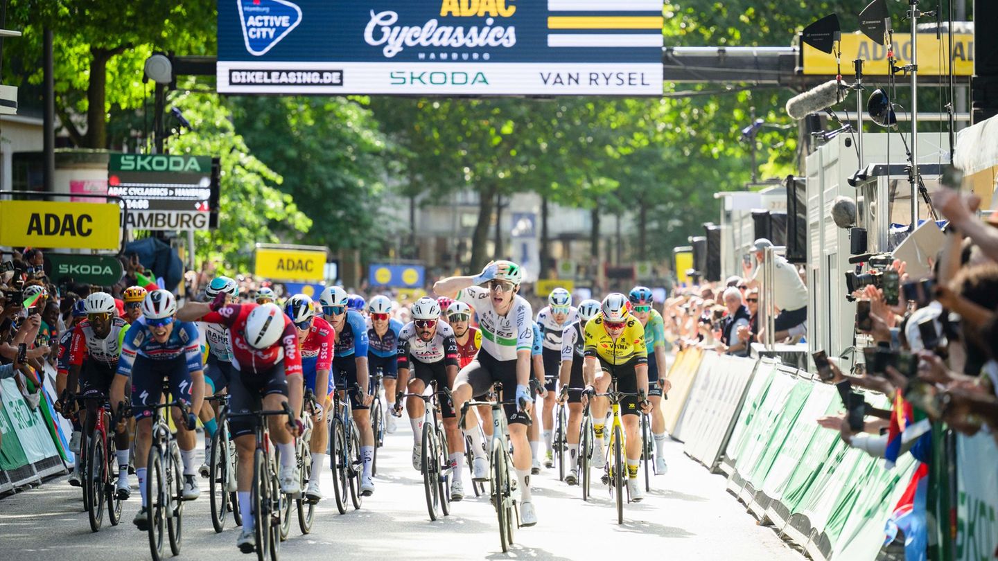 Rory Townsend (5.v.r.) siegte im vergangenen Jahr bei den Cyclassics. (Archivbild) Foto: Gregor Fischer/dpa