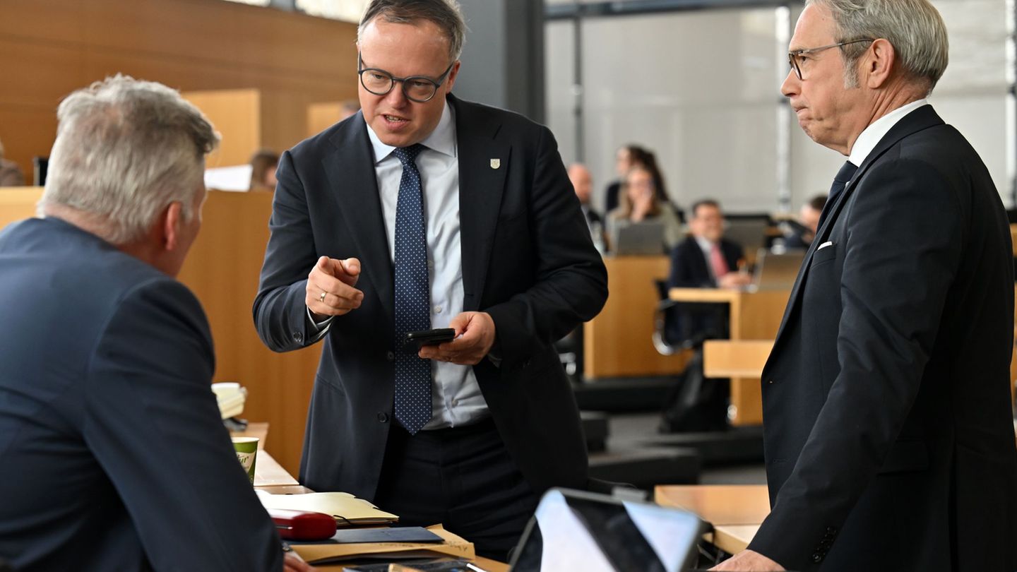 Thüringens Ministerpräsident Mario Voigt (CDU) und Innenminister Georg Maier (SPD) verurteilen einen Angriff auf Journalisten in