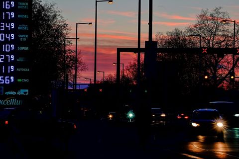 Autoverkehr vor Tankstelle in Berlin