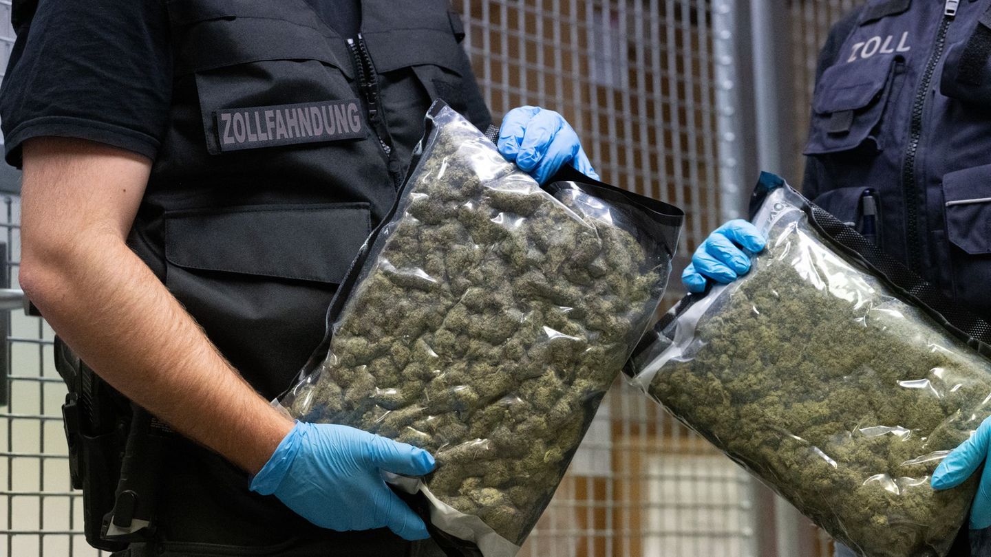 Der Zoll hat am Flughafen Frankfurt rund 654 Kilogramm Marihuana in einer Luftfrachtsendung aus den USA sichergestellt. (Symbolb