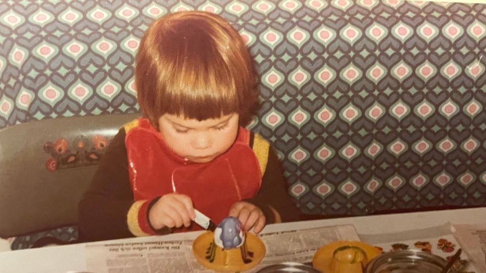 Ein Mädchen färbt in den 1970er Jahren Ostereier