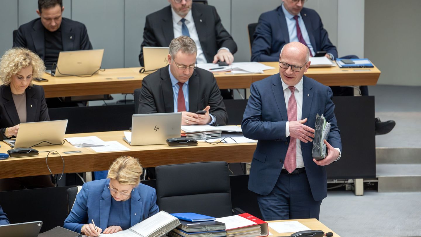 Berlins Regierender Bürgermeister Kai Wegner (CDU) hat sich im Landesparlament entschuldigt. Foto: Soeren Stache/dpa