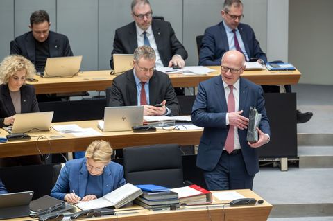 Berlins Regierender Bürgermeister Kai Wegner (CDU) hat sich im Landesparlament entschuldigt. Foto: Soeren Stache/dpa