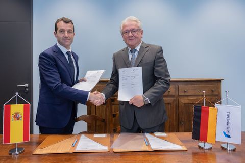 Gute Laune nach der Unterschrift: Indra-Chef Ángel Escribano und Rheinmetall-Chef Armin Papperger. Foto: Rolf Vennenbernd/dpa
