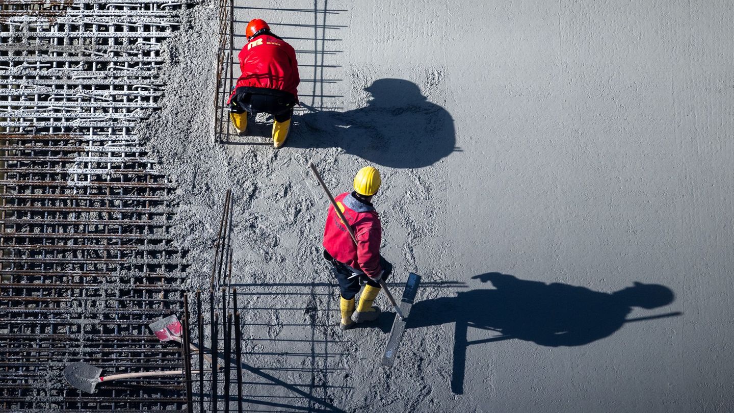 Mit 1.507 Stunden wurden die meisten Arbeitsstunden je erwerbstätige Person 2025 in Thüringen erneut im Baugewerbe erbracht. (Sy