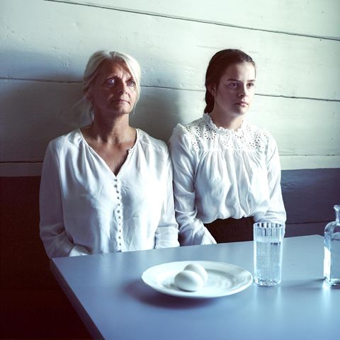 Eine ältere Frau sitzt neben einer jungen Frau (Symbolbild Erwachsenwerden)