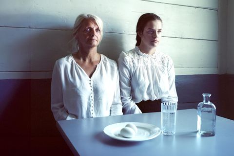 Eine ältere Frau sitzt neben einer jungen Frau (Symbolbild Erwachsenwerden)