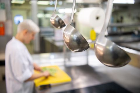Köche im Restaurant werden ab Mai besser bezahlt. (Symbolbild) Foto: Sebastian Gollnow/dpa