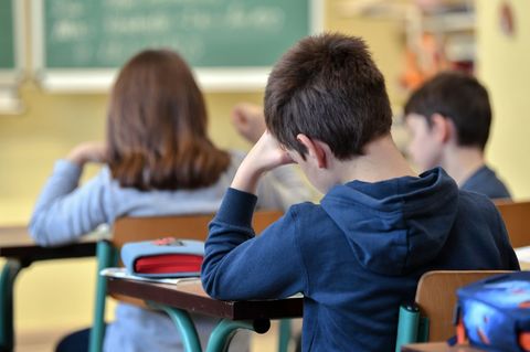 Immer mehr Schüler sitzen in den Klassenzimmern Brandenburgs. (Symbolbild) Foto: Patrick Pleul/dpa-Zentralbild/dpa