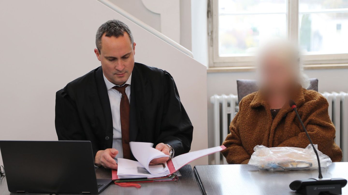 Die Seniorin ist wegen Mordverdachts vor Gericht. Foto: Andreas Kempf/dpa