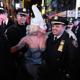 Lady Gaga mit Polizisten auf dem New Yorker Times Square