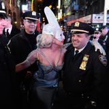 Lady Gaga mit Polizisten auf dem New Yorker Times Square