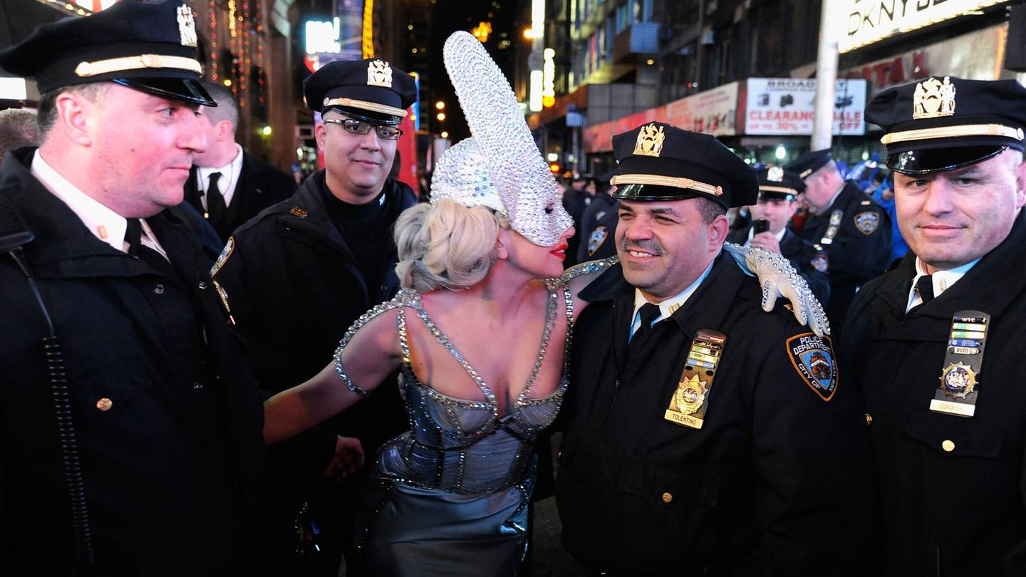 Lady Gaga mit Polizisten auf dem New Yorker Times Square