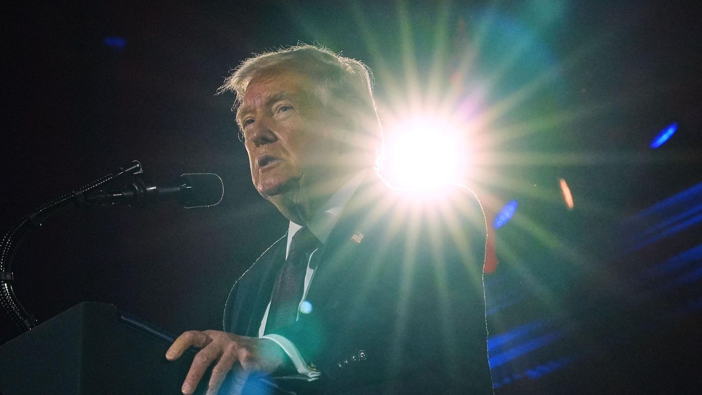 Donald Trump, US-Präsident der Iran ein Ultimatum stellte, im Gegenlicht