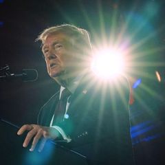 Donald Trump, US-Präsident der Iran ein Ultimatum stellte, im Gegenlicht