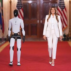 Eine Premiere im Weißen Haus: First Lady Melania Trump und ihr Robotergast