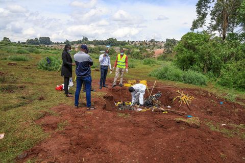 Der Fall von mindestens 33 Leichen in einem Massengrab gibt den kenianischen Ermittlern Rätsel auf. Foto: Andrew Kasuku/AP/dpa