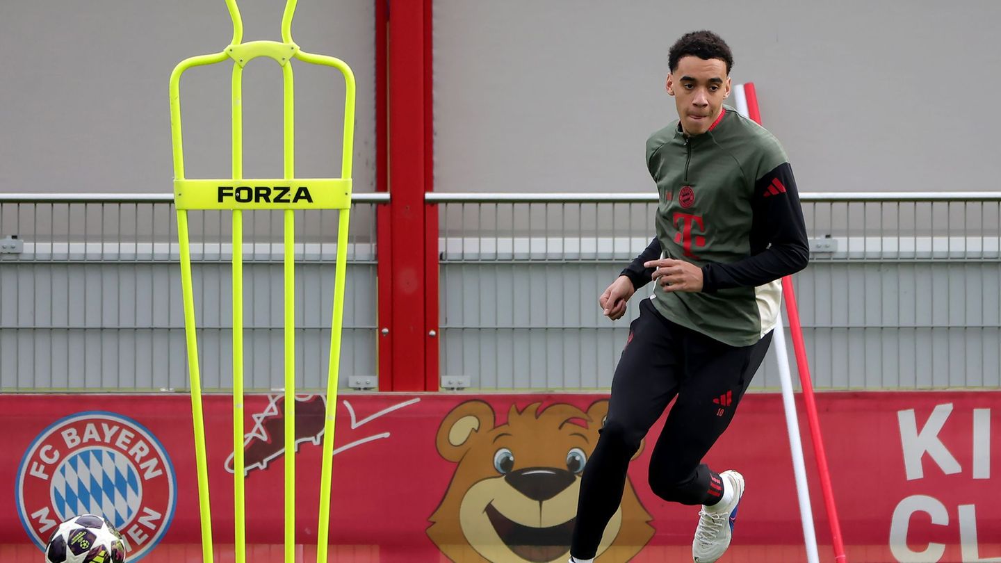 Jamal Musiala arbeitet nach Problemen am operierten linken Bein wieder auf dem Rasen. (Archivbild) Foto: Philippe Ruiz/dpa