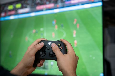 Ran an die Konsole: Gamer greifen immer mehr auf Abo-Dienste zurück. (Symbolbild) Foto: Fabian Sommer/dpa