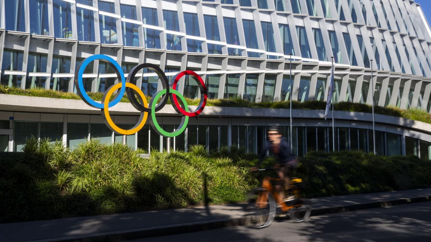 Olympische Ringe vor dem Olympischen Haus, dem Sitz des Internationalen Olympischen Komitees (IOC)
