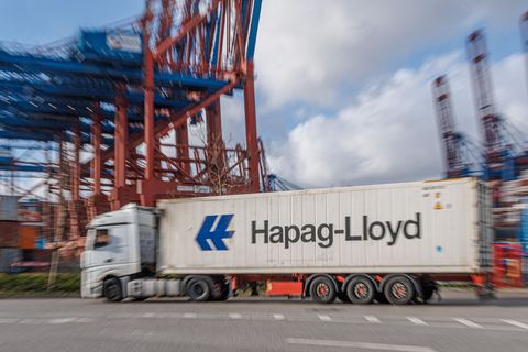 Die Hamburger Reederei Hapag-Lloyd hat im vergangenen Jahr deutlich weniger verdient als im Jahr zuvor. Foto: Markus Scholz/dpa