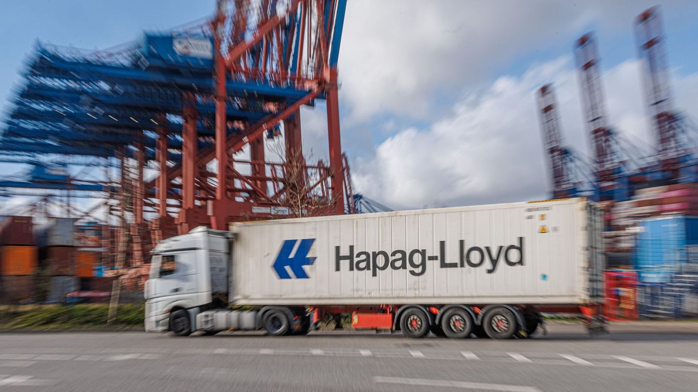 Die Hamburger Reederei Hapag-Lloyd hat im vergangenen Jahr deutlich weniger verdient als im Jahr zuvor. Foto: Markus Scholz/dpa