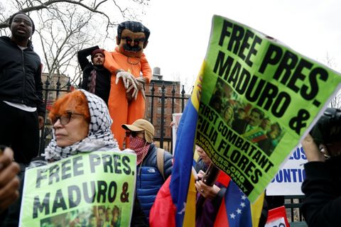 Anhänger und Gegner Maduros vor dem Gerichtsgebäude