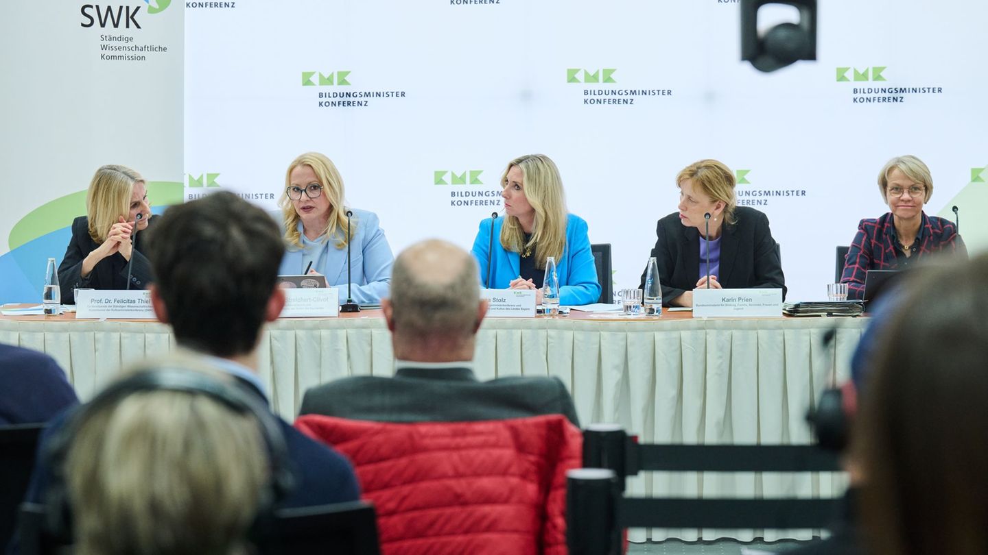 Anna Stolz, Präsidentin der Bildungsministerkonferenz (Mitte) sieht keine Chance für die Idee aus Sachsen, Schluss zu machen mit