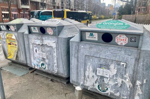 Altglascontainer sind oft überfüllt, das zieht Beschwerden von Bürgern nach sich. Foto: Torsten Holtz/dpa