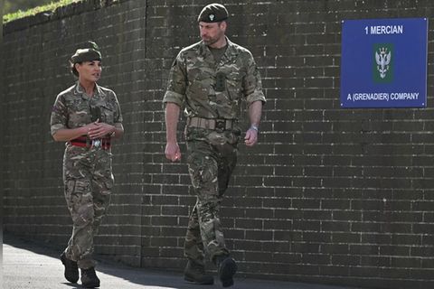 Prinz William unterhält sich mit Frau Hauptmann Maria Bell, Leiterin des Mercian Female Network, über ihre Erfahrungen als Fra