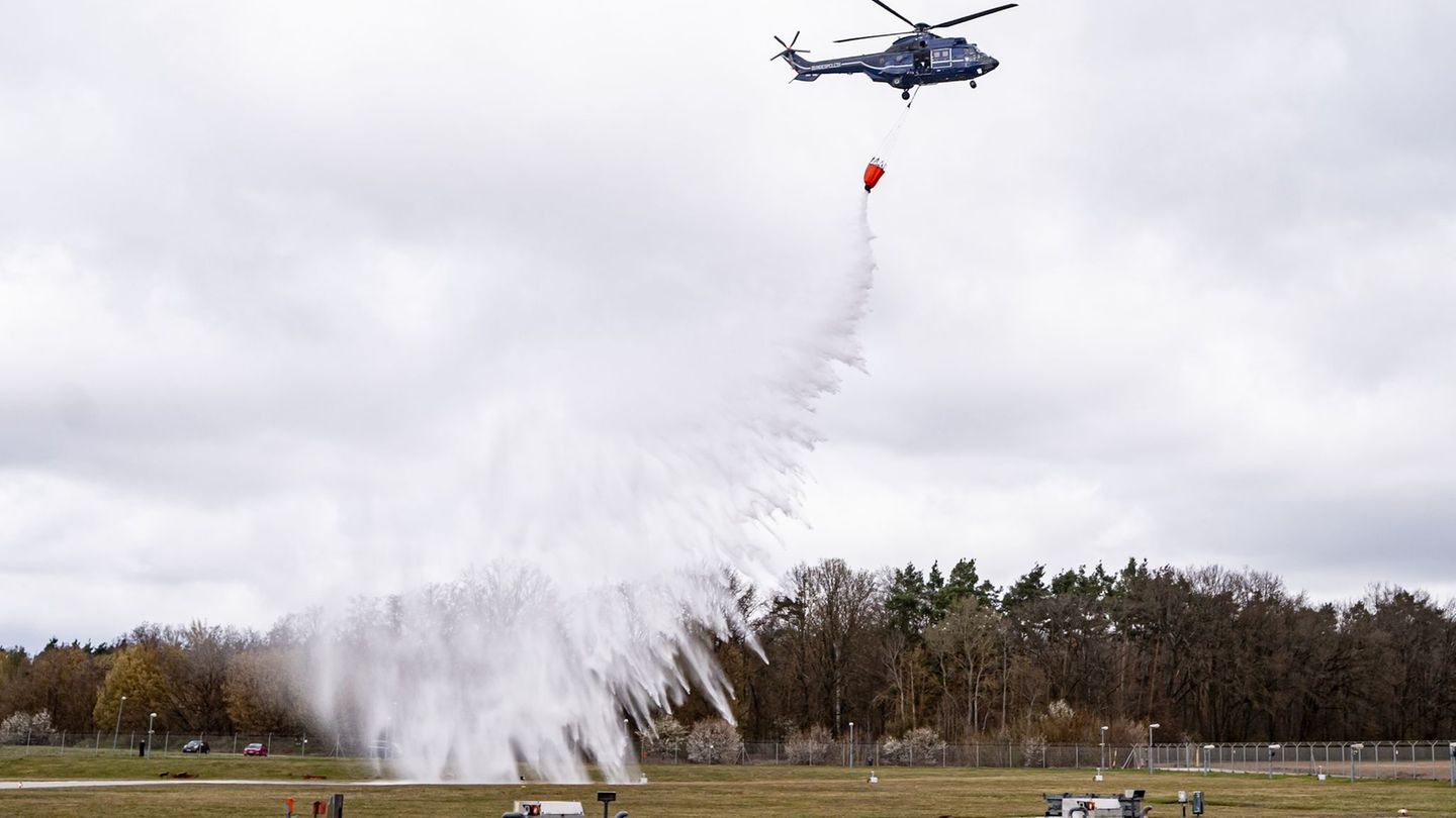 Waldbrand-Bekämpfung: Bundespolizei trainiert Wasserabwurf für Waldbrand-Einsätze