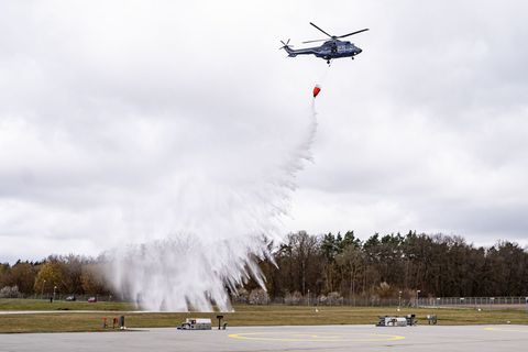 Piloten der Hubschrauberstaffel der Bundespolizei trainieren, um gegen Waldbrände gewappnet zu sein. Foto: Fabian Sommer/dpa