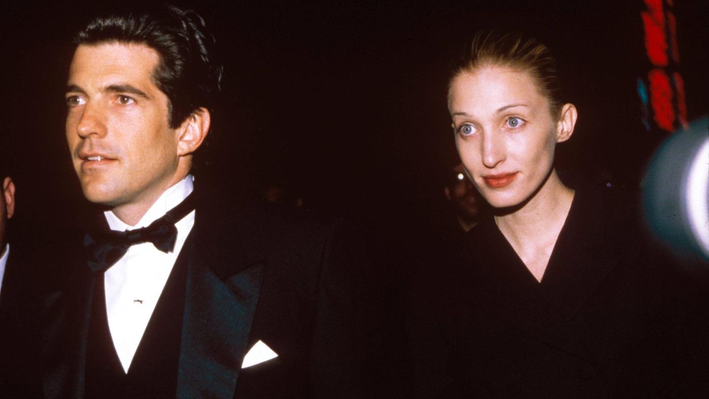 John F. Kennedy jr. und seine Frau Carolyn Bessette Kennedy starben am 16. Juli 1999 bei einem Flugzeugabsturz.