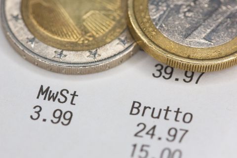 Eine höhere Mehrwertsteuer würde Einkaufen teurer machen. (Illustration) Foto: Fernando Gutierrez-Juarez/dpa