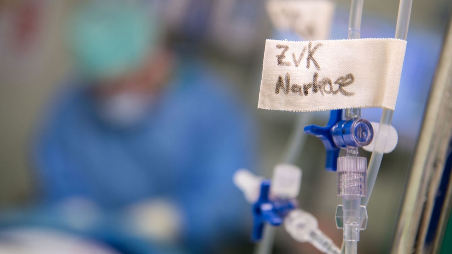 Ermittlungen: Patientinnen unter Narkose missbraucht? Arzt unter Verdacht