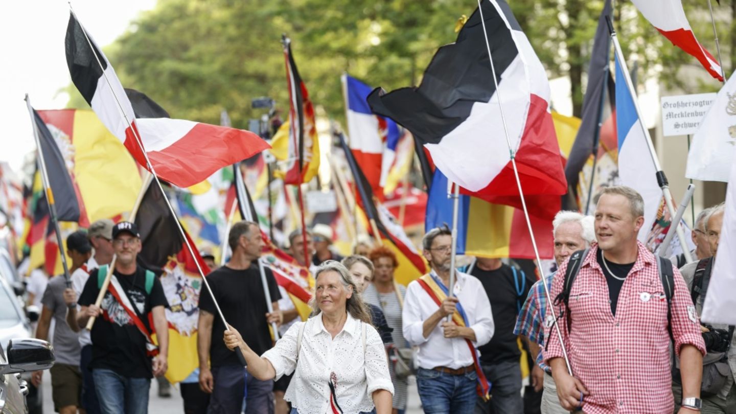 Anhänger von Reichsbürgerszene bei Kundgebung in München