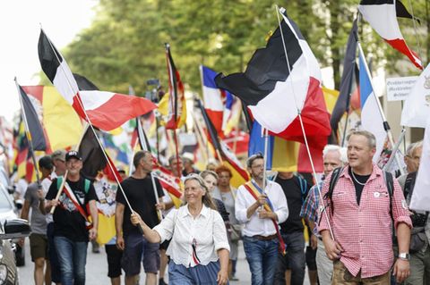 Anhänger von Reichsbürgerszene bei Kundgebung in München