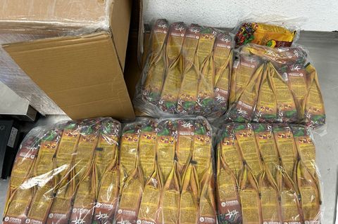 Am Flughafen Köln/Bonn wurden 130 Kilo einer Kokain-Kaffee-Mischung entdeckt. Foto: Hauptzollamt Köln/dpa