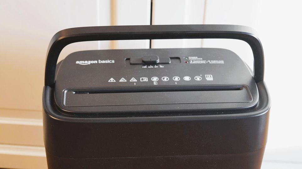 Aktenvernichter Test: Amazon Basics Aktenvernichter 12 Blatt